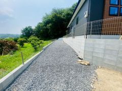 こちらの家には停めやすい並列駐車が2台分ついてます。車好きのご主人の洗車もゆったり。こちらの家には駐車が5台分ついてます。車好きのご主人の洗車もゆったり＾＾