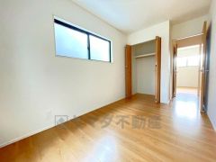 暖かい日差しが差し込む洋室。たっぷり収納できるクローゼット付きでお部屋の中をすっきりと快適に保てます。