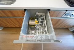 ビルトインタイプで、キッチンと同じカラーにすることにより一体感を持たせることができます。乾燥機能が備わっているため家事の時間が短縮できます。