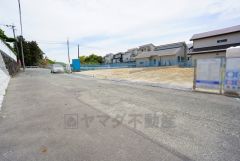 前面道路は公道北側約6.3ｍ。東側約5.1ｍ。お気に入りの家具とインテリアでステキな部屋を作りましょう。お問合せお待ちしております＾＾