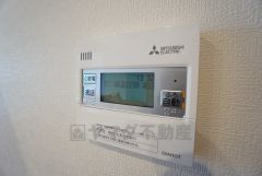 給湯器リモコンはキッチン横からボタンひとつで操作が楽々。通話ボタン付きでお子様とも会話ができて安心です。
