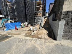 カースペースは停めやすい並列駐車2台付き。