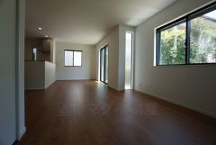 大きな窓のあるリビングは、陽光あふれる明るい空間です。居心地良く、ご家族皆がゆったり寛げる憩いの空間となりそうです。