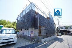 西鉄バス永原停まで徒歩2分。コンビニまで徒歩6分。並列駐車4台。南庭付き。