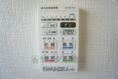 浴室暖房乾燥機には、暖房、乾燥、涼風、換気の4つの機能が付いています。タイマー付きです。