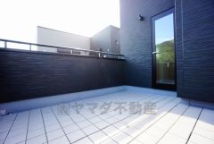 バルコニー＾＾お洗濯物も気持ちよく干せそうです。 テーブルとイスを置いてカフェタイムや日光浴、星を眺めたりも良いですね^^