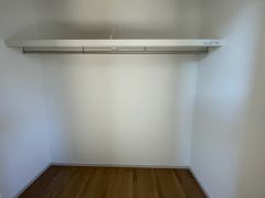 ハンガーパイプ付のクローゼットがあります。散らかりがちな洋服類もきれいに整理できますね。
