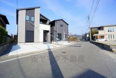 前面道路は公道北側約5.9ｍ、東側約5.9ｍ。幅広いため、車の離合や駐車がスムーズです＾＾