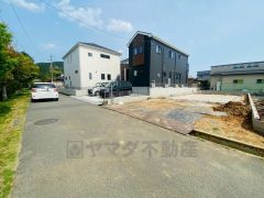 前面道路は大型車両の通行も無く静かで快適な生活を送れます＾＾交通量が少なく小さなお子様がいるご家庭も安心です＾＾