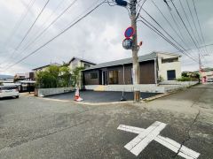 角地で陽当たり風通し良好です＾＾ 大型車両の通行も少なく静かで快適な生活を送れます。 カースペースは停めやすい並列駐車4台付き。