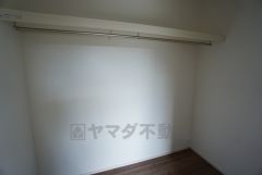 収納力豊富なウォークインクローゼット付き。洋服や小物などを1箇所にまとめて美しい収納を実現します。