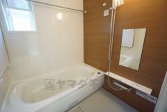 1日の疲れを癒すくつろぎのバスルーム。足を伸ばしてもゆったりと入れるサイズです。お子様と一緒にお風呂に入っても狭くないですね^^