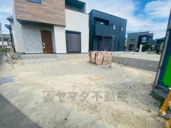 こちらの家には停めやすい並列駐車が2台分ついてます。車好きのご主人の洗車もゆったり。