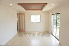 同仕様写真。大きな窓のあるリビングは、陽光あふれる明るい空間です。居心地良く、ご家族皆がゆったり寛げる憩いの空間となりそうです。