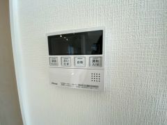 キッチン横からお湯張り、追い炊き、足し湯がボタン一つで楽々操作できる給湯機リモコンです＾＾忙しい夕飯の準備の時間帯に重宝しますね。