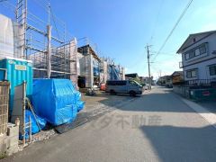 前面道路は公道西側約4.26～4.51ｍ、東側約4ｍ。車の通行が少なく小さなお子様がいるご家庭でも安心して過ごせます＾＾