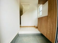たっぷり収納できるシューズボックスです。家族全員の靴がきれいに整頓できます。棚の上にお花や写真を飾っても良いですね。