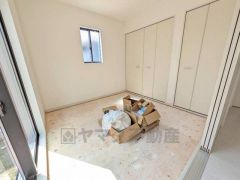 リビングからの続き間として和室をご用意しました。普段はリビングとつなげて開放的なスペースとして。来客時には客間としてお使いいただけます。