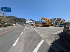 前面道路。西側約4.3ｍ公道。北西側約11.35ｍ公道（歩道部含む）。