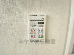 雨の日の洗濯も安心できる浴室暖房乾燥機付き浴室。リモコンで操作もボタン1つで簡単。