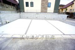 ースペースは並列3台＾＾ ご夫婦で1台ずつとご友人や急な来客があっても安心です＾＾