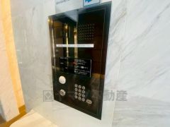 共用部 オートロック完備＾＾ エントランス入口も常に綺麗です。管理が行き届いています＾＾ ラクラクタッチで開錠できます＾＾