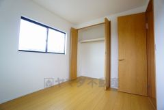 木目調のシンプルデザインで落ち着きと安らぎの空間に仕上げています。各部屋に収納が完備されているので、お荷物が多くなっても安心の設計です。