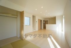 家族が集まる開放的なリビング。約19帖の大空間で毎日のお食事が楽しみです＾＾思い思いの時間を過ごしたり、家族みんなで食事をしたり、素敵な団らんの場になりますね。