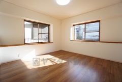 木目調のシンプルデザインで落ち着きと安らぎの空間に仕上げています。各部屋に収納が完備されているので、お荷物が多くなっても安心の設計です。