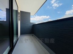 幅広のインナーバルコニーは洗濯物を守りやすく、眩しすぎる日差しも和らげます。