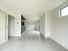 たっぷり収納できるシューズボックスです。家族全員の靴がきれいに整頓できます。棚の上にお花や写真を飾っても良いですね。