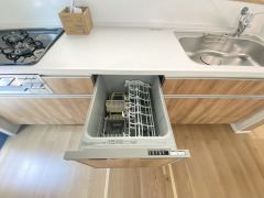 食事の後の手間を解消する食器洗い乾燥機を標準装備。手洗いよりも断然節約でき、節水で自然にもやさしいです。