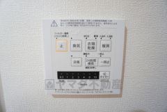 浴室暖房乾燥機には、暖房、乾燥、涼風、換気の4つの機能が付いています。タイマー付きです。