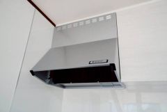 調理により発生する油煙や臭いを吸い込み、屋外へ排気してくれます。