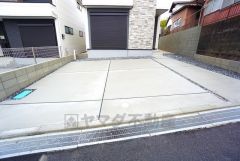 駐車スペースはゆとりある2台分を確保。マイカー用に、お客さま用に、余裕を持ってご利用いただけます。