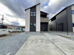 ホワイトを基調としたシンプルで飽きの来ない外観です＾＾ 流行に左右されないベーシックなカラーリングは、永住にふさわしい佇まいです。
