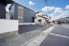 前面道路は公道北側約8.03ｍ。