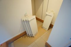 ご年配の方でも安心できる、手すり付き階段です＾＾段差も低めで設定されてますので安全性にも優れてますね＾＾