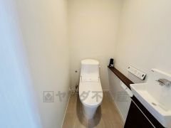 節水・静音設計でエネルギーを効率よく使用し省エネ。汚れをガードする構造でサッと一拭き、お手入れが簡単。手洗い付き。