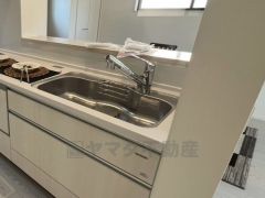 広々とした凸型シンクに洗剤ポケットを標準装備。大きなお鍋など洗いやすいです。洗剤や石鹸、スポンジもすっきりできる収納付き。