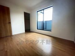 住む人のこだわりを活かす洋室＾＾日当たりがよく、寝室としての利用もおすすめ。広めのクローゼットもあり荷物もすっきり片付けれ、ゆとりのある暮らしが出来ます＾＾