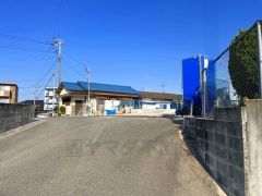 前面道路は公道南西側約4.9～7.6ｍ。 幅広くお車の離合もスムーズです＾＾ 大型車の通行ほとんどがなく、騒音や振動が少ないので静かで快適な生活を送れます。