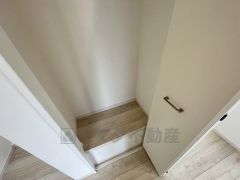 2階廊下収納。掃除用品や日用品のストックなどもスッキリ収納できます＾＾