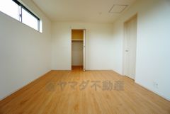 同仕様写真。住む人のこだわりを活かす洋室＾＾日当たりがよく、寝室としての利用もおすすめ。広めのクローゼットもあり荷物もすっきり片付けれ、ゆとりのある暮らしが出来ます＾＾