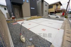 カースペースは停めやすい並列駐車3台付き。