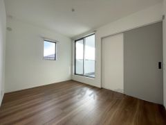主寝室としてお使いいただけそうなこちらのお部屋は、日当たりが良く、爽やかな風を感じて起きる朝は、快適生活の始まりに。 