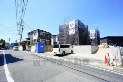 前面道路は6ｍ以上と、駐車がスムーズです。カースペースは3台付き。