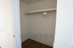 同仕様写真。収納力豊富なウォークインクローゼット付き。洋服や小物などを1箇所にまとめて美しい収納を実現します。