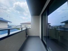 お洗濯物を干すスペースとしても十分な広さがあります。  お天気の良い日はお洗濯物がよく乾きそうな日当たり良好のバルコニーです＾＾