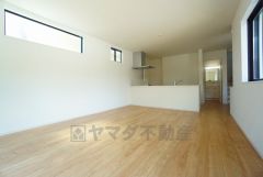 対面式キッチンを中心としたリビングダイニングで家族の会話が弾みそうです。